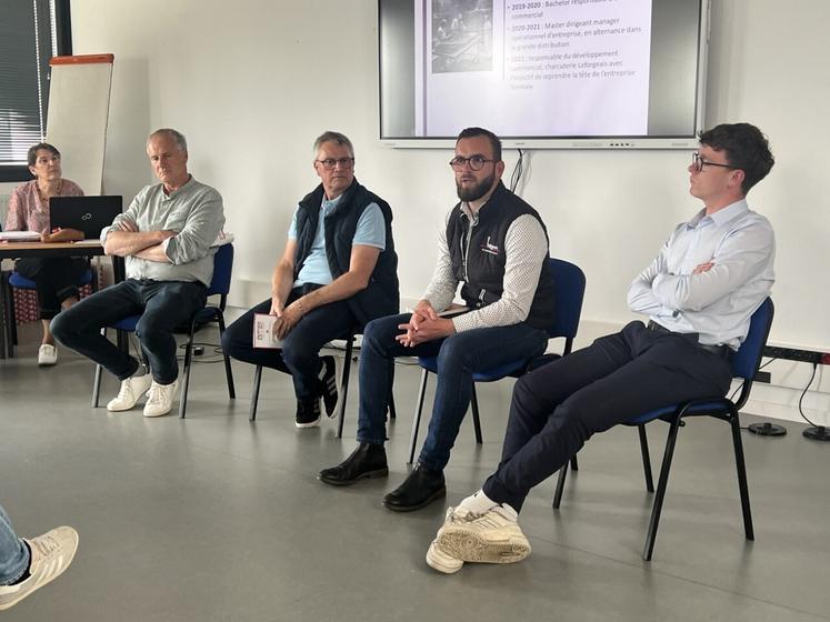 De gauche à droite, Ivan Fourré, éleveur de la Manche ; Stéphane Besselièvre, éleveur dans l'Orne ; Nathan Leforgeais, troisième génération de la charcuterie familiale Leforgeais et Antonin Robin, étudiant à l'ESA et apprenti chez Porc Armor.