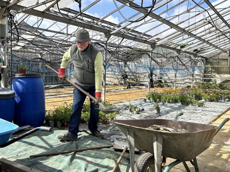 Des bénévoles sont venus prêter main-forte à la productrice pour dégager toutes les plaques de verre tombées par terre en tentant de sauver les plantes.