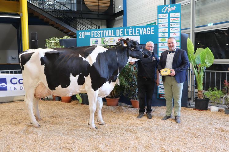 Beau tour d'honneur pour Thierry Chanu et la meilleure laitière, Livigne 2 C en 7e lactation et ses 101 644 kg de lait au compteur.