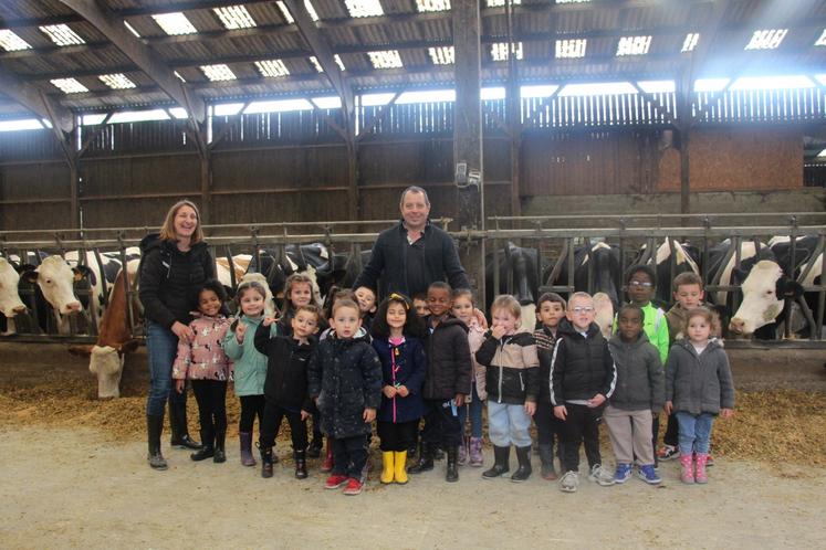Vingt élèves de maternelle de l'école La Ribambelle à l'Aigle se sont rendus aux Fermes ouvertes chez Denis Piednoir. 