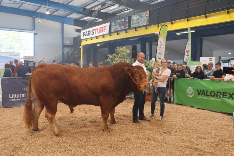Loïc Bossuyt fier avec son taureau, premier de section.