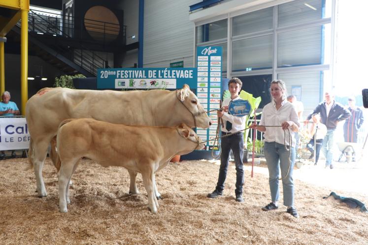 La SCEA Bossuyt Le Peschet avec Sortilege (fille de Jojoba x Magie), sacrée championne femelle adulte. "Avec son veau, Alchimie, il formait un couple magnifique qui se tient très bien", note le juge.