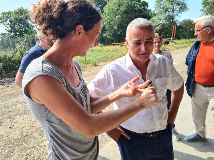Le sous-préfet de Bayeux Hervé Doutez en visite à l'EARL des Bidots vendredi 26 juin 2026 à Saon dans le Bessin, écoutant les explications d'Astrid Granger, vice-présidente de la Chambre d'agriculture du Calvados