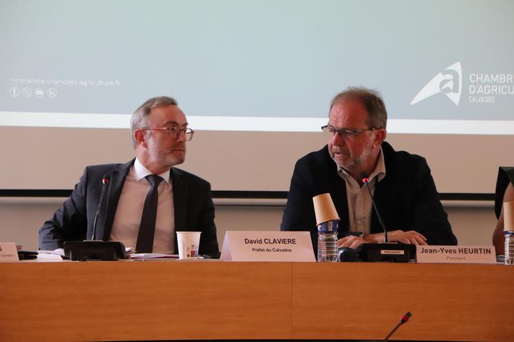 David Clavière (à gauche), nouveau préfet du Calvados, a souligné "l'importance de ces temps d'échange en session, et pas seulement, pour appréhender les enjeux du monde agricole. Vous me trouverez toujours dans ces dialogues."