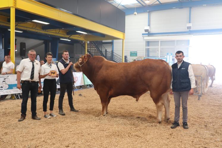 La famille Auvray savoure la victoire avec Ugo, sacré 1er prix de sa section, champion mâle adulte et meilleur animal du concours.
