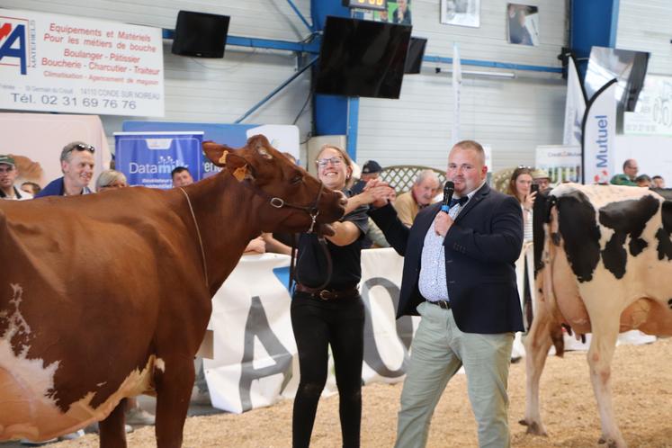 Une belle complicité transparaît entre les éleveurs, ici l'EARL Les P'tites Normandes et le Gaec de Bourdeaux. 