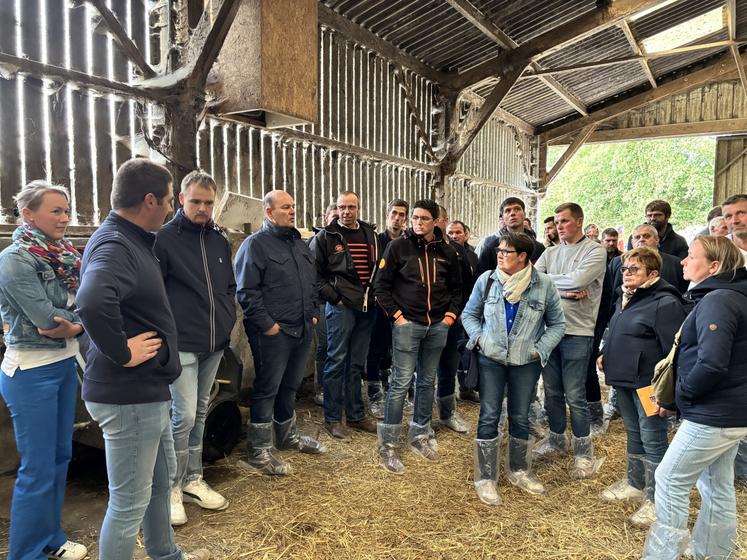 En amont de la réunion, les adhérents de la section lait de la FDSEA de la Manche, ont visité l'exploitation de Noémie et Jean-Christophe Eudes, installés à Le Lorey (secteur coutançais).