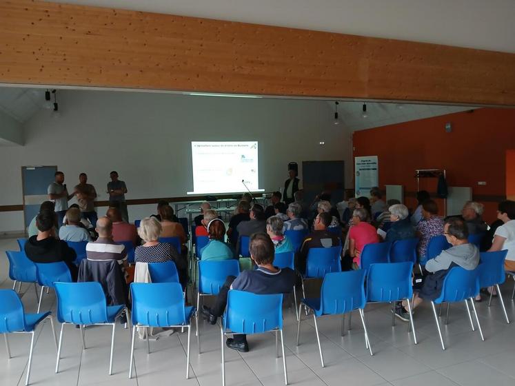 Une cinquantaine de personnes a assisté à la nouvelle soirée "Nos voisins, les agriculteurs", organisée par la Chambre, mardi 16 juin 2026 sur la commune de Villons-les-Buissons, en plaine de Caen.