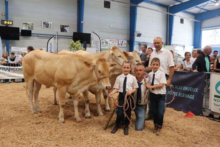 Le Gaec Debons, meilleur prix d'élevage : "C'est un concours sympathique, qui s'est très bien déroulé avec des animaux qui ont bien marché. On a été sept à participer au prix d'élevage, c'est important".