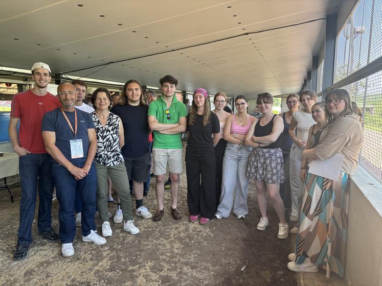 Les étudiants de 2e année de BTS ME-MI du lycée de Saint-Lô Thère sont venus visiter les ateliers de Christophe Guérard, une visite qui permet de lever le voile sur une production peu étudiée. 