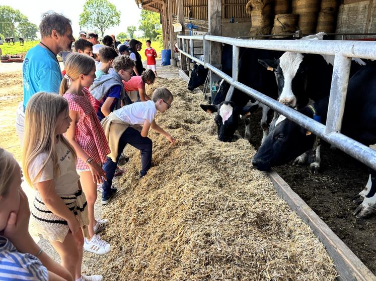 Les jeunes de CM2 de l'école Jean Monnet de Bréhal se sont déplacés à Hudimesnil chez Sylvie Briens et son fils Antony. 