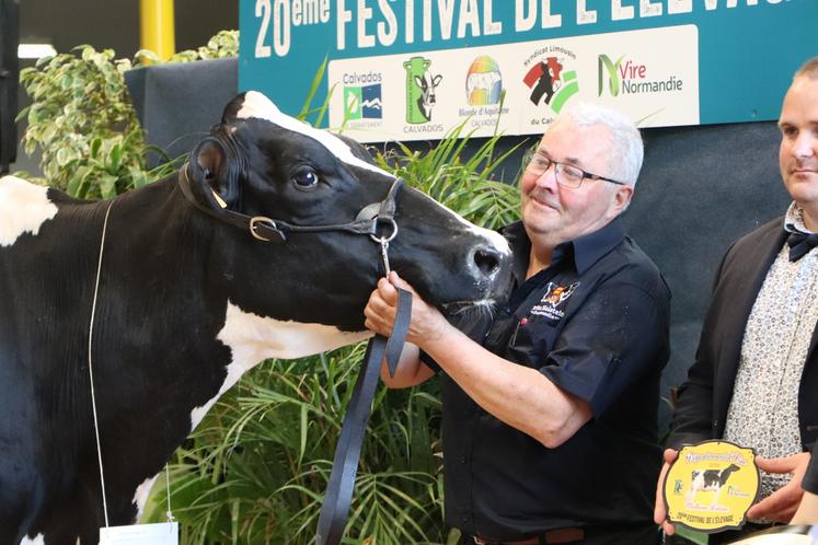 Thierry Chanu, organisateur du festival de l'élevage depuis vingt ans et éleveur très investi du secteur, a remporté le prix de la meilleure laitière avec Livigne 2C.