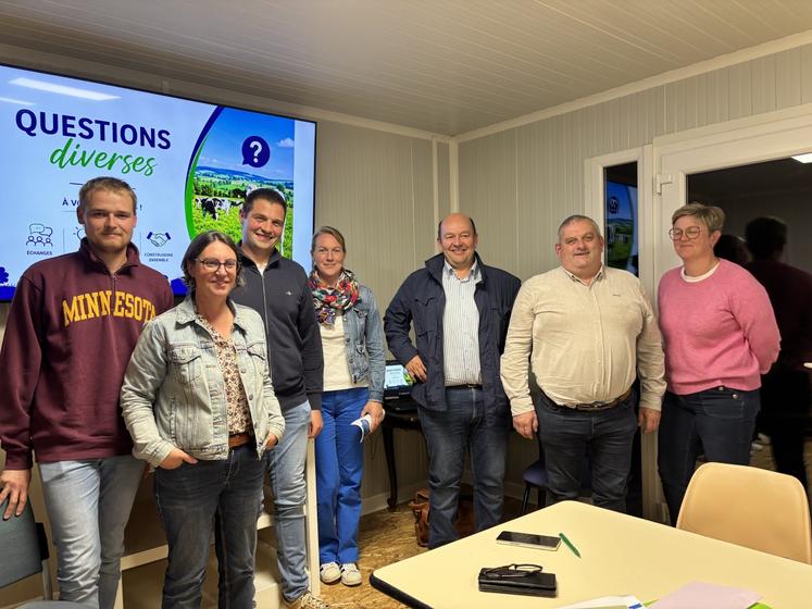 Autour des éleveurs accueillants, des représentants à la FNPL (Jean-Christophe Eudes, Ludovic Blin, Stéphane Joandel et Sandrine Guillet), Tom Danguy, jeune agriculteur et Florence Goron (section des agricultrices) sont intervenus.