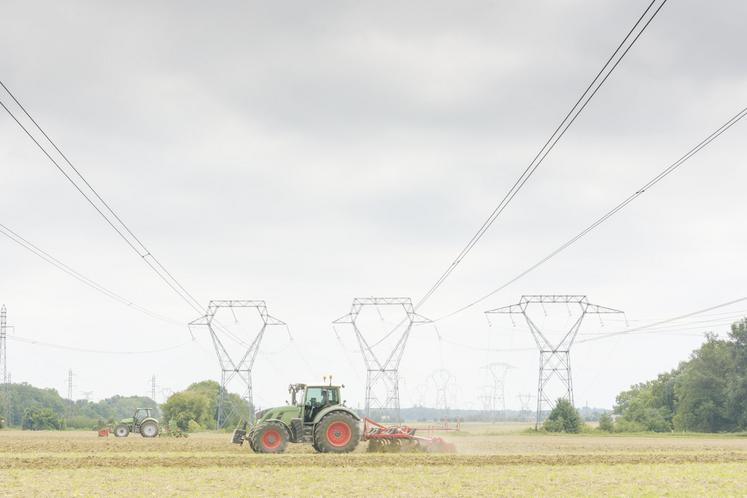 Une ligne électrique à haute tension sur une exploitation, c'est de la gêne immédiate mais aussi "une perte de chance" pour le futur.