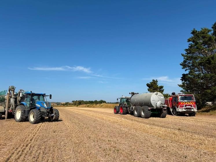 Même si le départ de feu n'est pas agricole à Port-Bail-sur-Mer, les agriculteurs ont répondu présent aux côtés des sapeurs-pompiers.