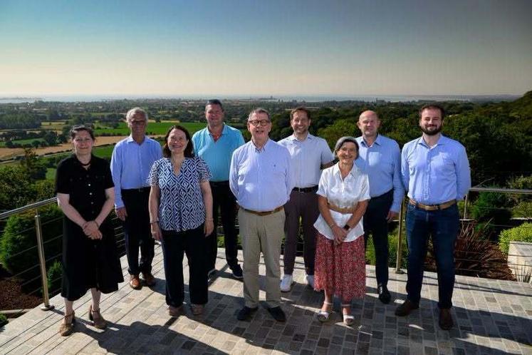 Jean Morin, président du Département (au centre) entouré de Aurélie Gigan (Coutances Mer et bocage), Ludovic Spiers (Baie du Cotentin), Catherine Brunaud-Rhyn (Mont Saint-Michel - Normandie), Jean-Marie Poulain (Côte Ouest Centre Manche), Charly Varin (Villedieu Intercom), Christèle Castelein (Cotentin), Fabrice Lemazurier (Saint-Lô Agglo) et Nicolas Germain (Granville Terre et Mer).