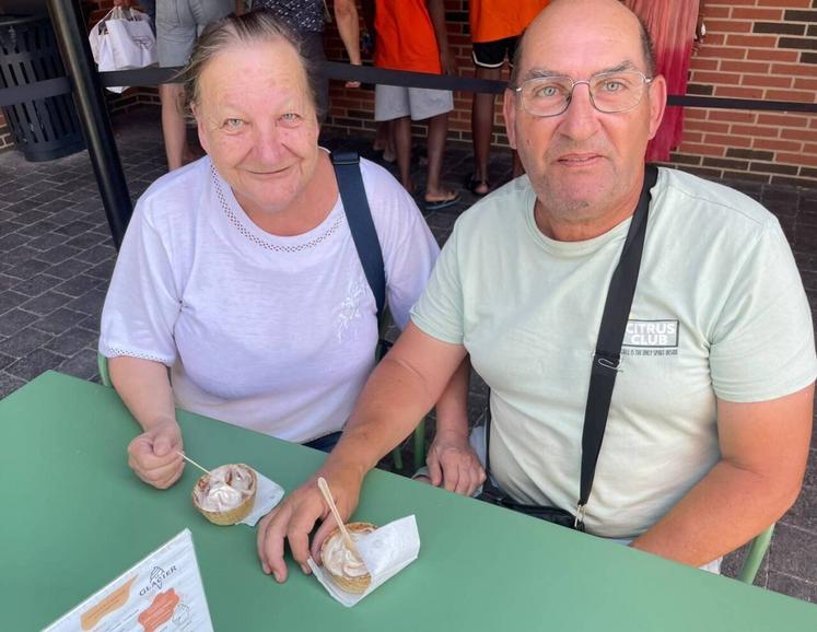 Evelyne et Pierre, habitants de la Manche, ont profité de la nouvelle terrasse du glacier. 