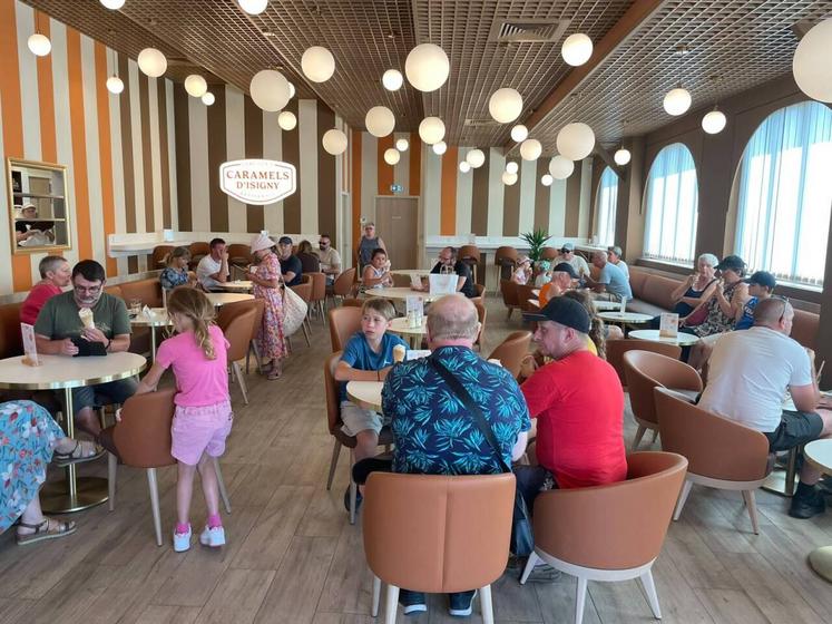 Le nouveau glacier dispose d'une salle intérieure climatisée pouvant accueillir 65 personnes.