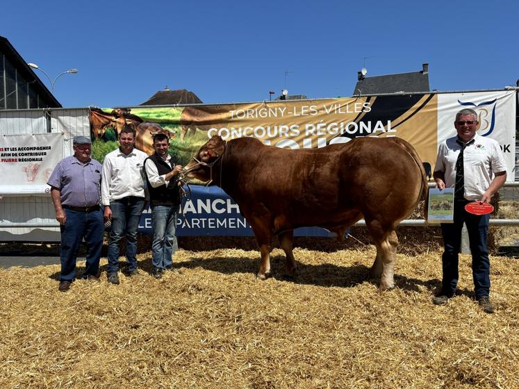 L'animal du concours est issu de la famille Auvray, de Vandaliser. Un prix partagé entre les trois générations : Michel, Romain, Tony et Olivier.