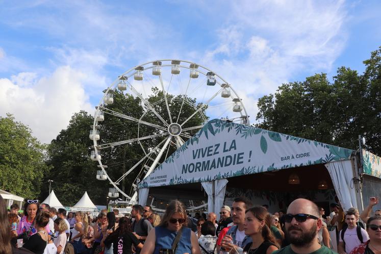 Le festival Beauregard accueille environ 150 000 spectateurs sur cinq jours. Cette édition propose une programmation avec quarante groupes musicaux. Les producteurs normands sont mis à l'honneur à divers endroits du site.