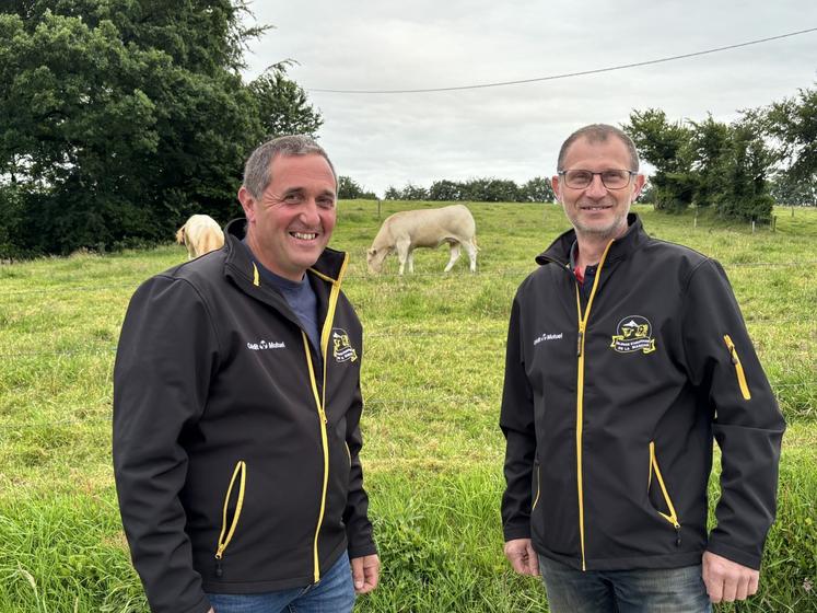 Guillaume Martel (à droite) et Jérôme Sallot, respectivement président et trésorier de l'association d'éleveurs de Blonde d'Aquitaine de la Manche, sont les maîtres d'œuvre de ce concours.