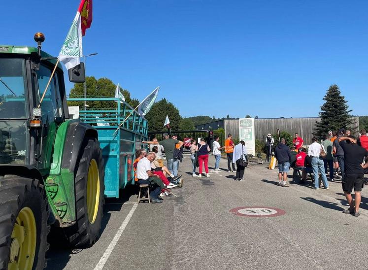 "Les prix baissent alors qu'il n'y a aucune raison". C'est la protestation de la FNSEA qui a été appuyée par 15 manifestations de blocage partout en France, mardi 28 juillet, devant les abattoirs du leader du marché, Bigard. En Normandie, la FRSEA a organisé cette action sur le site de Gacé dans l'Orne.