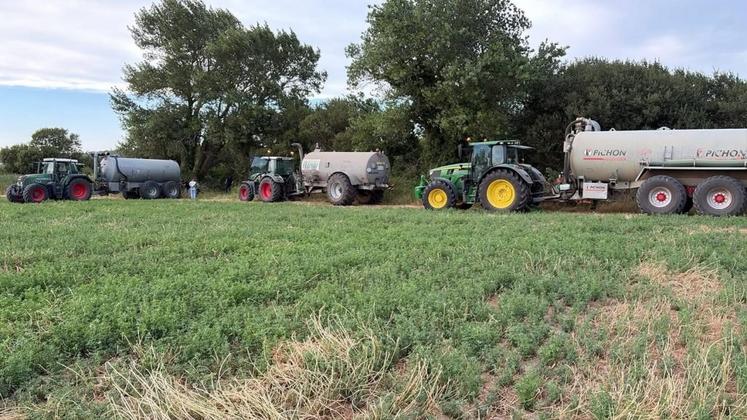 "Les agriculteurs ont répondu présents sans hésiter et ont apporté leur aide avec leurs moyens " souligne le maire, Philippe Crinon. Le maire de Port-Bail-sur-Mer