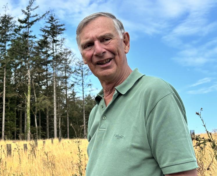 Aymeric Cauvel de Beauville a replanté différentes essences sur plus de 4 ha, là où était passée la tempête Ciaran en novembre 2023. Mais la sécheresse pourrait mettre à mal ces jeunes plants.