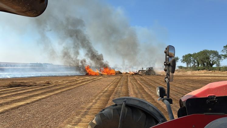 Ici près de Jort. Quand le drame survient, le monde agricole se mobilise pour contenir le feu à coup de déchaumeurs. La solidarité paysanne, elle aussi, est active, en attendant les secours. 