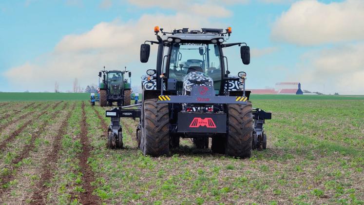 Le travail en jumeau permet à l'agriculteur de conserver une surveillance directe sur le tracteur autonome.