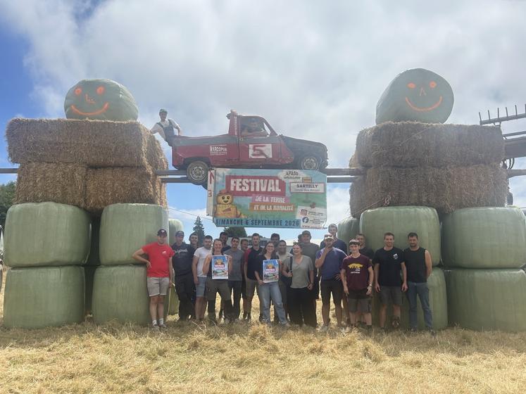 Les deux premiers bonhommes de paille ont été montés le 4 juillet, donnant le coup d'envoi à deux mois du Festival de la terre et de la ruralité qui aura lieu à 500 m, sur la commune de Sartilly le 6 septembre.