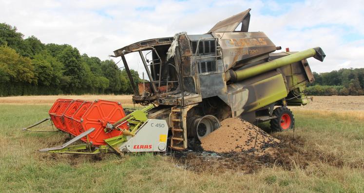 Mardi 30 juin, près de sept hectares de parcelles agricoles ainsi qu'une moissonneuse-batteuse ont pris feu dans un champ de Val-au-Perche. Le préjudice sur les cultures est estimé à plusieurs milliers d'euros.