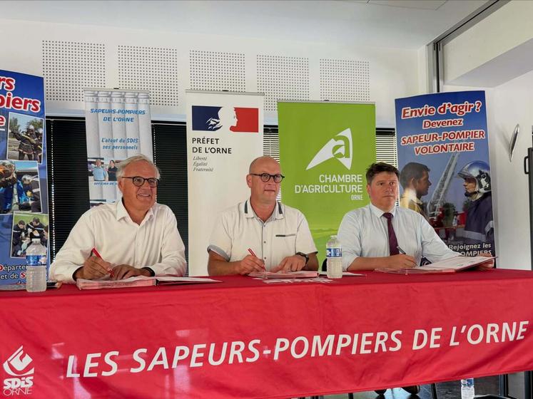 Christophe de Balorre, président du conseil d'administration du Sdis 61, Guillaume Larchevêque, président de la Chambre d'agriculture et Hervé Tourmente, préfet de l'Orne, ont signé une convention de partenariat relative à la prévention des feux d'espaces naturels et de récoltes.