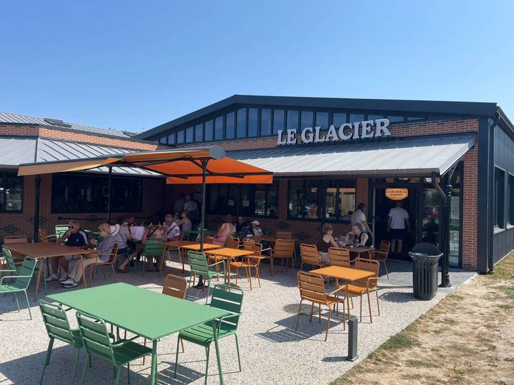 Le glacier des Halles d'Isigny est un nouvel espace, inauguré au printemps dernier. Les clients peuvent savourer sur la terrasse couverte.