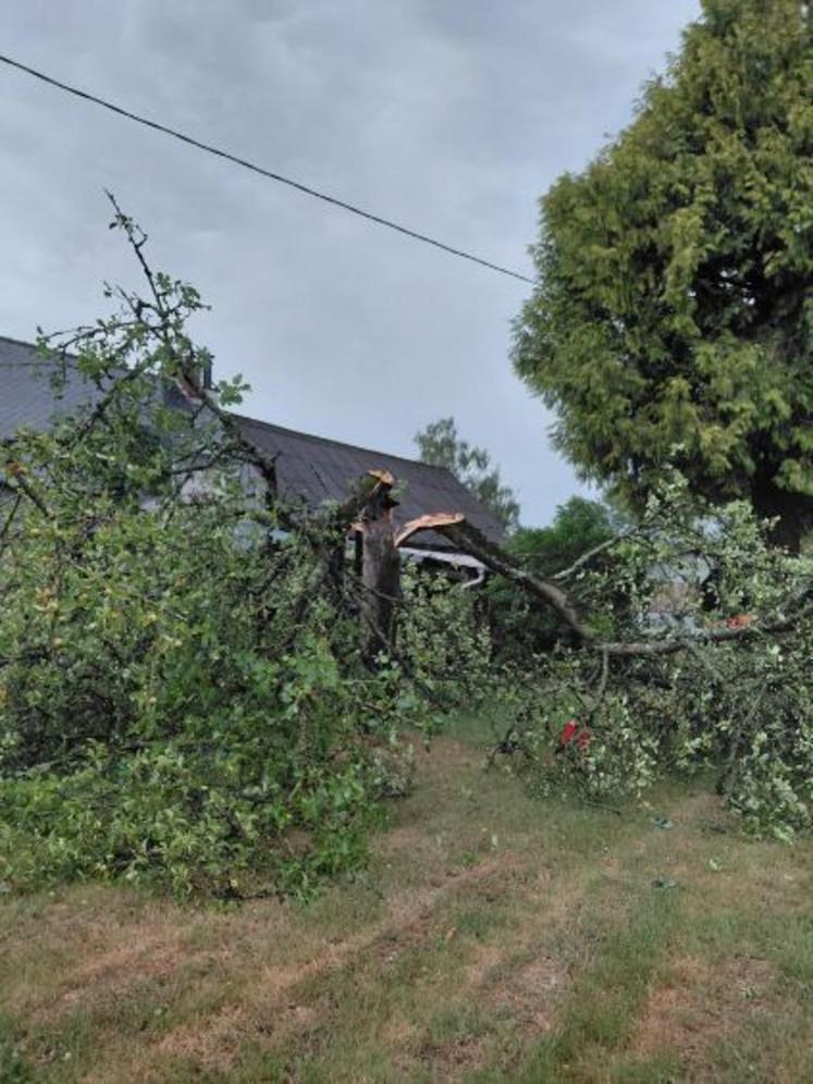 La tornade a fait de nombreux dégâts sur Saint-James et Pontorson.