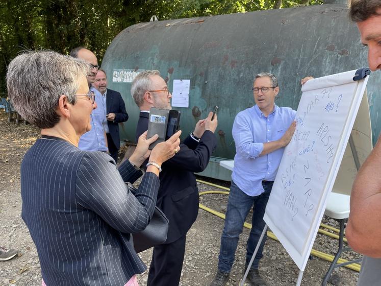Les aspects réglementaires ont été traduits par un florilège d'acronymes couchés sur le papier. Le préfet et la DDTM ont pris en photo le clin d'œil à la superposition des aspects réglementaires.