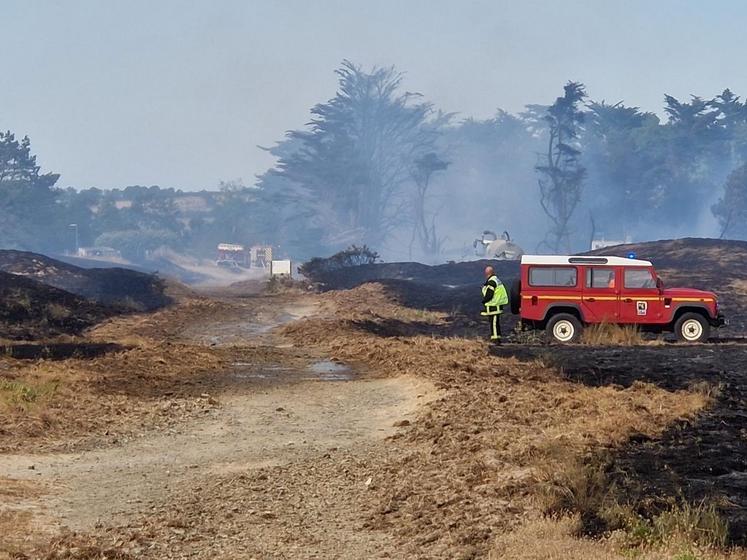 Les agriculteurs ont épaulé les pompiers en surveillant les points chauds et les reprises de flamme.