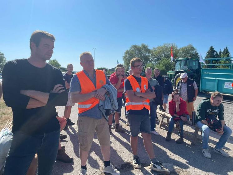 Les agriculteurs sont arrivés à partir de 4h du matin sur le site du leader Bigard et sont repartis en fin de matinée. 