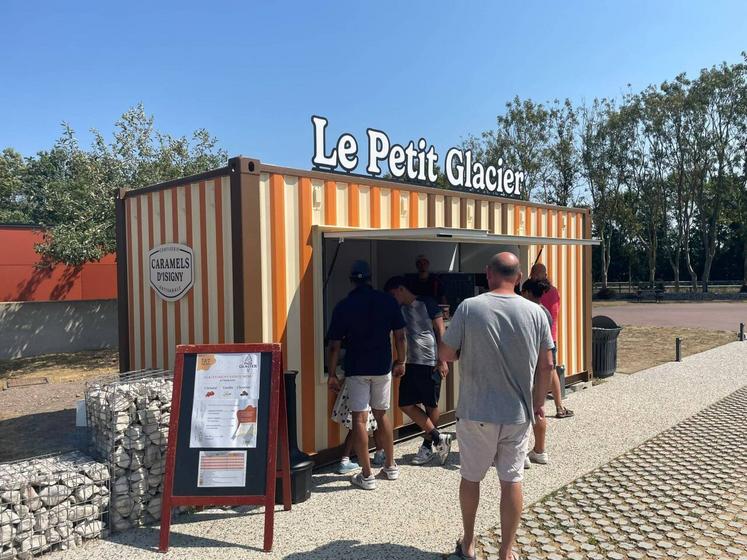 Le petit glacier est mis en place en haute saison pour désengorger l'autre point de commande.
