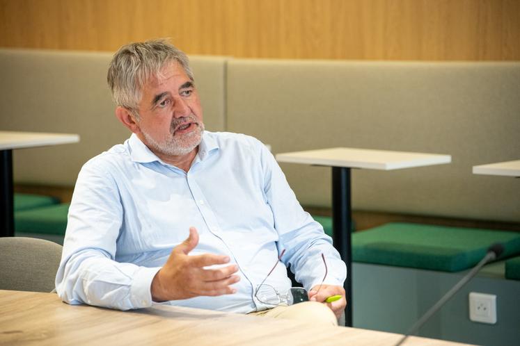 Jean-Luc Duval, 59 ans, poursuit sa vie d'engagement en devenant président de la Coopération agricole. Il est vice-président d'Agrial depuis 2007. Figure du monde syndical, il fut président national des JA de 2000 à 2002.