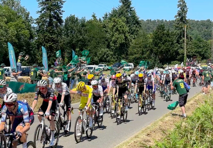 En 2024, le Tour de France est passé dans le sud-Manche. Les agriculteurs avaient réalisé un visuel sur la commune de Barenton (archive).