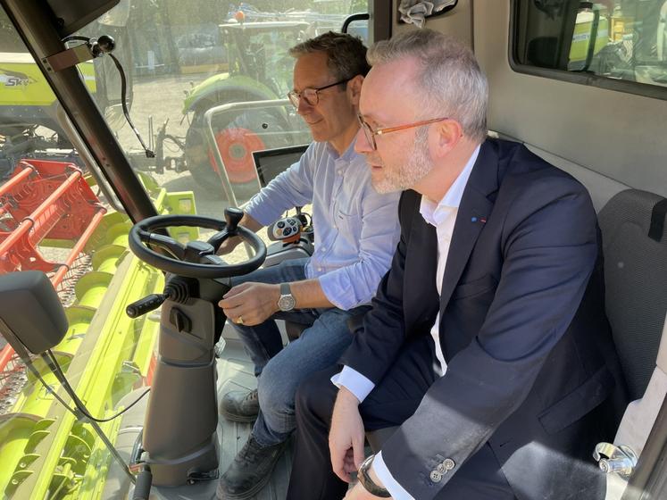Petit tour en moissonneuse pour David Clavière. "J'aimerais être là pour les différents moments de l'année agricole", exprime-t-il. Le rendez-vous est pris pour la rentrée et les semis.
