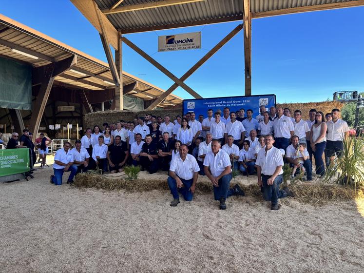 Les éleveurs de Blonde d'Aquitaine réunis pour la photo de famille.