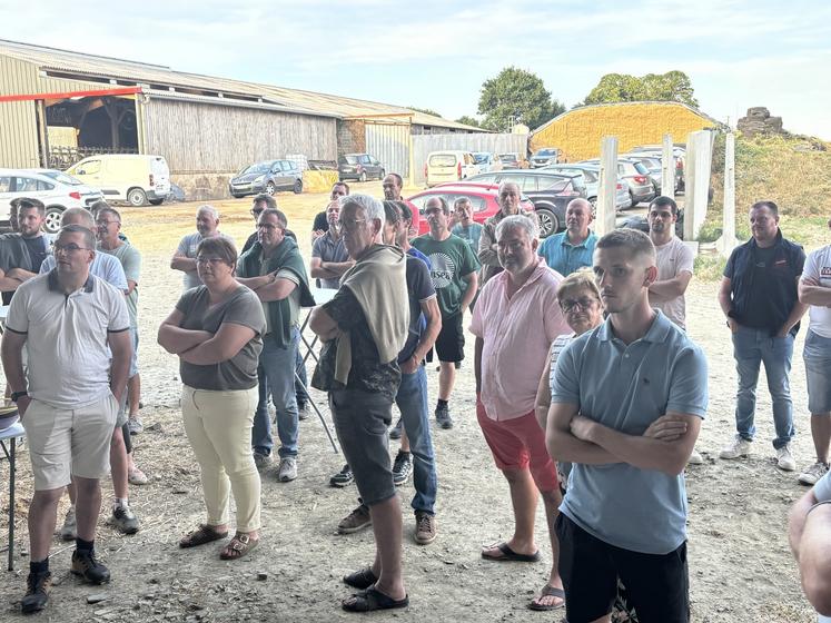 Une quarantaine de personnes s'est déplacée chez Valentin Clouet, agriculteur à Saint-Jean-de-la-Haize, pour évoquer de nombreux sujets syndicaux d'actualité.