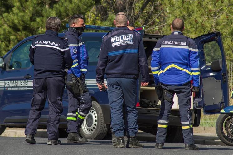 Les gendarmes appellent les agriculteurs à cultiver l'étonnement et à ne pas attendre trois jours pour les prévenir quand ils ont remarqué "quelque chose d'inhabituel".