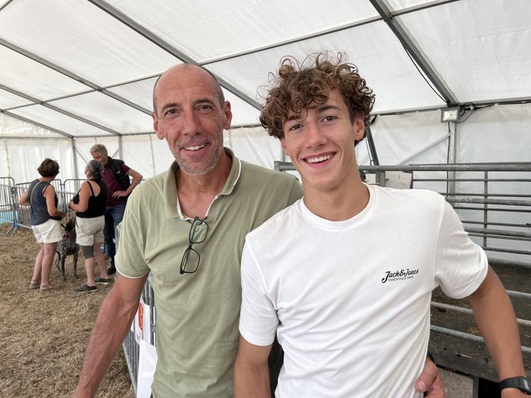 Les passionnés côtoient les professionnels : Arnaud et Thibalt. Le père et son fils mènent un petit troupeau de 25 brebis, "pour la génétique".