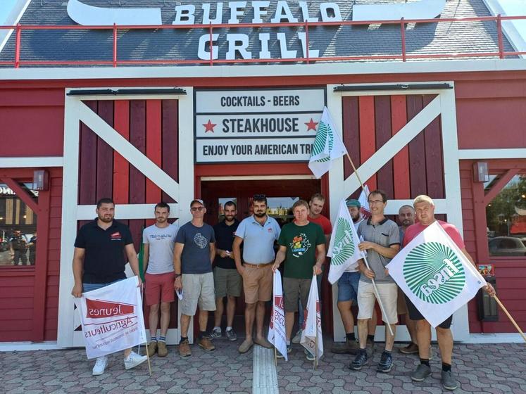 À Avranches, les agriculteurs des JA et de la FDSEA ont visité notamment le restaurant Buffalo Grill.