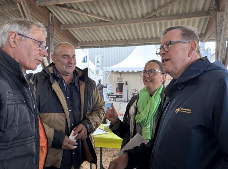 L'année dernière, à la foire de Lessay, Jean Morin (à droite), échangeait avec les présidents des sociétés d'agriculture, privés de concours.