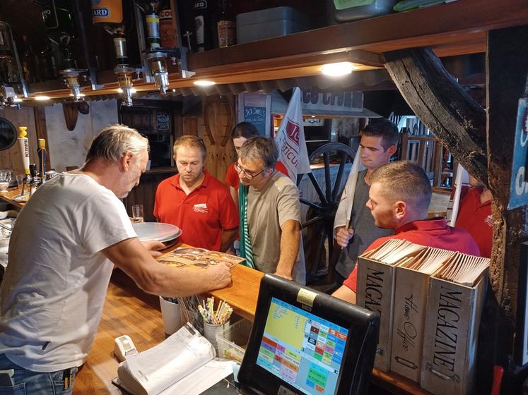 Chez Oncle Scott à Saint-Lô, la carte du restaurant a été examinée. Le label VBF est mis en avant.