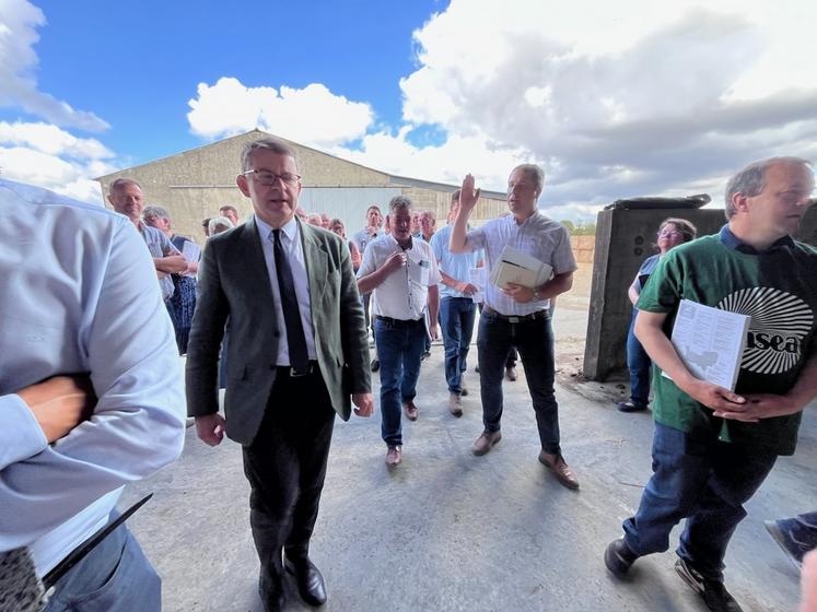 François Rihouet, président de la Chambre d'agriculture de la Manche lance la visite, à l'invitation de la Chambre et des deux syndicats FDSEA et JA.